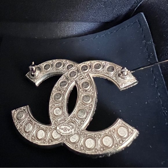 🩷SOLD🩷Authentic Chanel pearls brooch - Picture 2 of 2